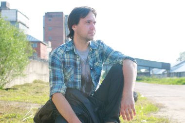 Sanayi bölgesi içinde bir sakallı