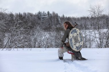 Defender'ı posta zırh genç savaşçı