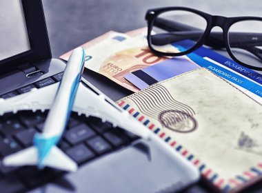 Uçak bileti ve uçuş için pasaport. Seyahat konsepti. Bilet