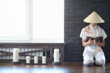 Eski bir kitap okuma kimono içinde Asya çocuk 