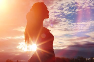 Doğa elbise genç güzel kız. Şapkalı bir kız yürüyor