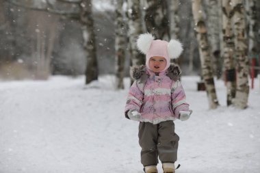 Çocuklar, kışın Parkta yürümek. Bir aile ile kış orman