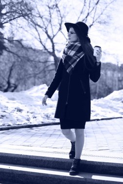 Bir genç kızın bir yolda siyah ve beyaz fotoğraf