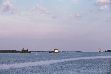 Göl manzara. Su doku. Şafakta gölüdür. Ağız