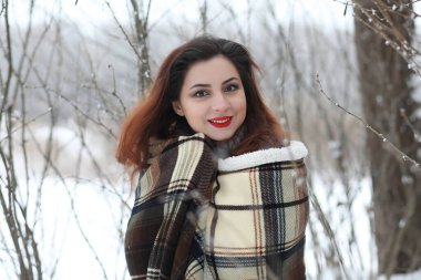 Güzel bir kış parkta güzel kız