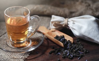 Bir hizmet tabloda çay demlendi