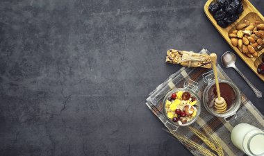 Sağlıklı kahvaltı. Süt lügatli tahıllardan Müsli.