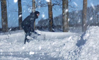 adam yoldan kürekle kar karlı kış aylarında kaldırmak 