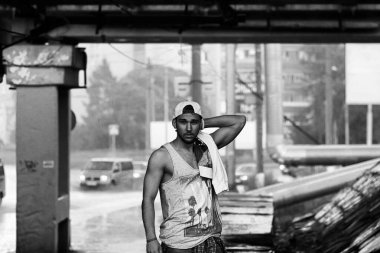 sakallı bir genç adam