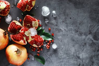 Masanın üzerinde olgun nar taneleri var. Nar suyu..