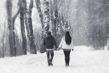 Sevgi dolu bir çift bir kış yürüyüş. Erkek ve kadın bir tarihte