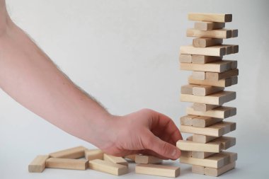 Masa oyunu jenga kulesi bir tahta sopa