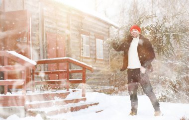 Sokakta kesilmiş bir Noel ağacı olan bir adam. N için Hazırlık