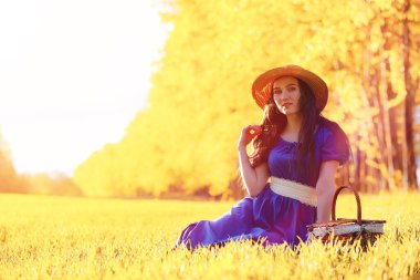 Doğa elbise genç güzel kız. Şapkalı bir kız yürüyor