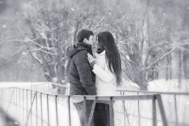 Sevgi dolu bir çift bir kış yürüyüş. Erkek ve kadın bir tarihte