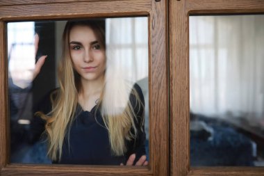 Genç kız evde rahatlatıcı