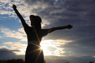 Akşam kırsalında kız