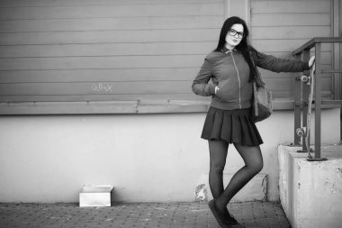 Genç hippi kız bir kaykay sürme. Kızlar kız f