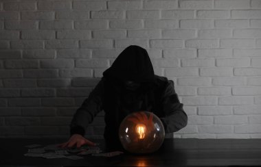 Bir fortune teller top olan bir adam