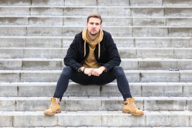 Genç adam bir sonbaharda sakal.