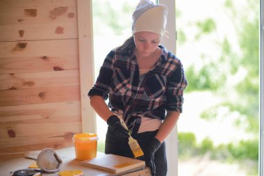 Fırça onarım ahşap bir evde kadınla