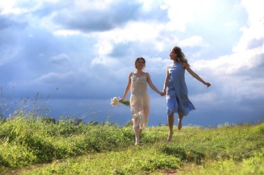 Genç kızlar alanına yürüyor