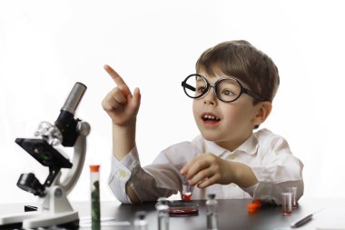 Genç bilim adamları kimyagerler. Doktor, laboratuvar asistanı.