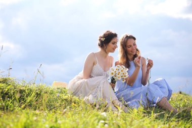 Bir yaz günü yürüyüş üzerinde güzel kızlar