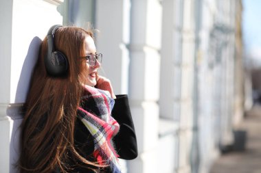 Güneşli havalarda bir yürüyüşte kız