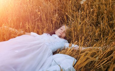 Bir parkta bir karahindiba çiçek tohumlarından üfleme teen