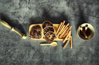 Yemek pişirmek için baharatlar. Tarçın ve anason. Baharatlar için Pestle.