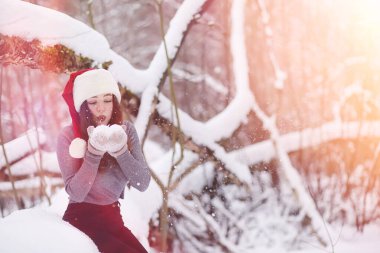 Genç bir kız bir kış parkta bir yürüyüş. Noel tatili t