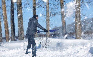 adam yoldan kürekle kar karlı kış aylarında kaldırmak 