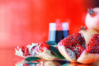 Masanın üzerinde olgun nar taneleri var. Nar suyu..