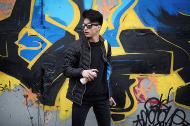 Asya genç adam kameraya poz sokakta