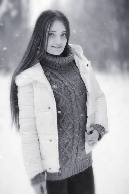 Sevgi dolu bir çift bir kış yürüyüş. Erkek ve kadın bir tarihte