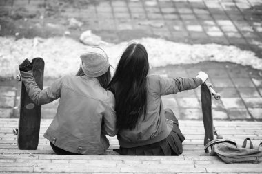 Genç hippi kız bir kaykay sürme. Kızlar kız f