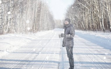 Adam içki çay kupa kış yolda açık
