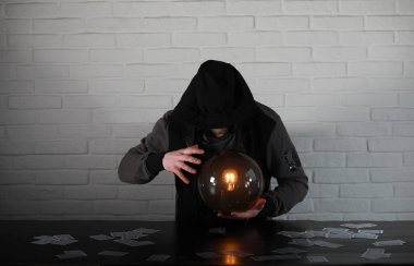 Bir fortune teller top olan bir adam