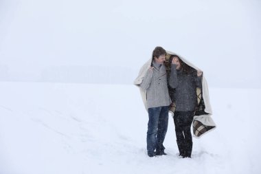 aşıklar bir tarihte kış öğleden sonra kar kar fırtınası çifti