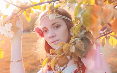 Bir parkta yürümek bir kız. Bahar Kızıl saçlı kız 