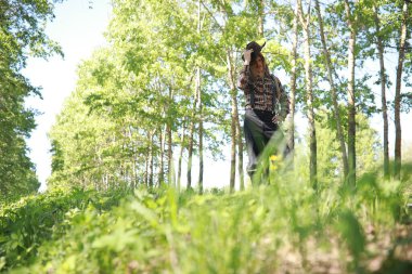 Yaz günü açık havada gitarı olan bir adam.