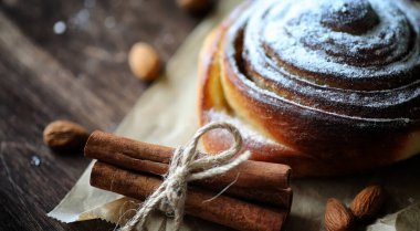 Tarçın ve ahşap bir masa üzerinde elma turtası. Taze pasta zekâ