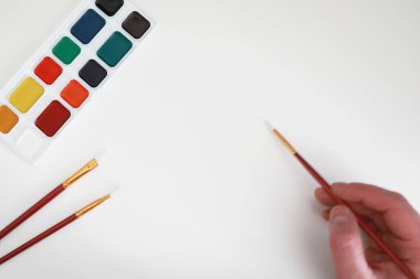 Beyaz bir kağıt üzerine resimler çizmek.