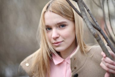 Sevimli sarışın bir Şehir Parkı içinde