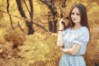 Bir yürüyüş ve sonbaharında genç kız 