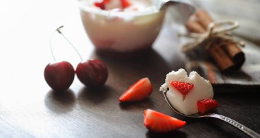 Çilek ile taze yoğurt. Taze ve ju ile bir kase dondurma