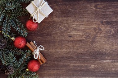 Yeni yıl geçmişi. Ahşap bir masa üzerinde ladin dalları. Orname