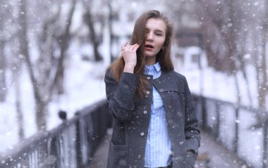 Genç kız açık havada kışın. Model kız açık havada bir w üzerinde poz