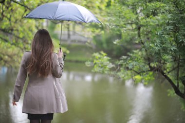Bir ceket bir bahar parkta genç kız